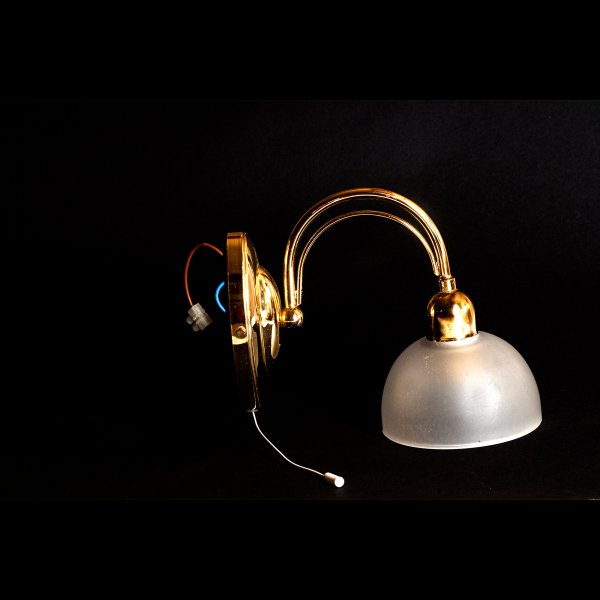 Moderne Wandlampe mit Glas-Lampenschirm